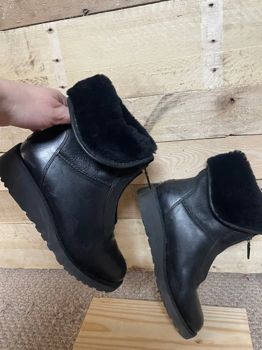 UGG size 7 Black Leather Shearling Zip-Up Ankle Boots